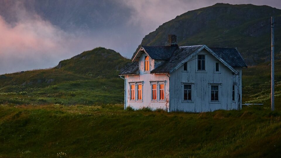 Image of a remote school house for Blended Learning article